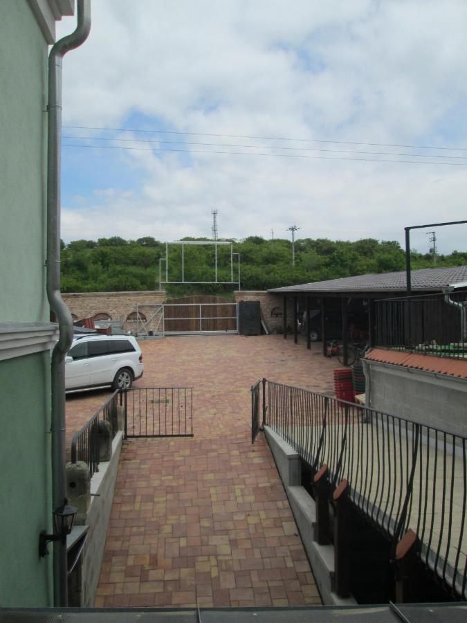 Hotel Rustikal Hustopece - U Mandlonovych Sadu Exterior photo